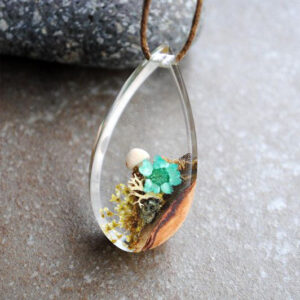 Clear, low-viscosity epoxy resin suitable for decorative applications and jewelry - decorative system
